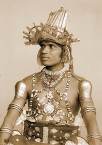 Portret van een Sri Lankaanse Danser met gegraveerde zilveren helm, c.1890