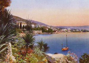 Abbazia, nu Opatija in Kroatië: Lungomare Zuid met palmvegetatie door European Photographer