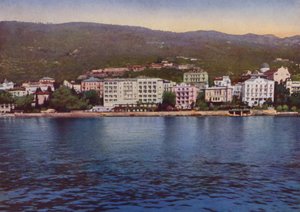 Abbazia, nu Opatija in Kroatië: Panorama vanaf de zee met zicht op Pensione Breiner, Hotel Residenz, Hotel Savoy en Villa Jeanette