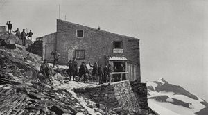 Erzherzog Johann-Hütte, tegen het Wiesbachhorn (zwart-wit foto)