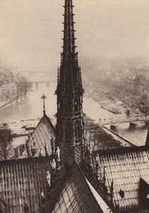 Parijs: La fleche de Notre-Dame vue des tours; De spits van Notre-Dame gezien vanaf de torens (z/w foto) door European Photographer