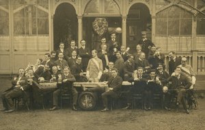 Portret van een groep mannen, mogelijk een schermclub door European Photographer
