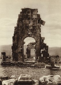 Volubilis, Ruïnes van de Tempel van Hadrianus door European Photographer