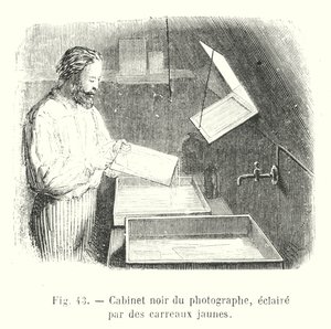 Zwarte kamer van de fotograaf, verlicht door gele ruiten (gravure) door European School