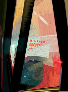 Rivera Motel bord gezien vanuit auto op regenachtige avond (digitale kunst)