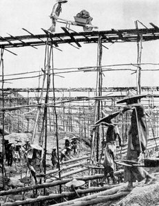 Primitieve methoden in het rijkste tin district ter wereld, Taiping, China door Ewing Galloway