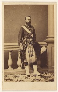 [Ongeïdentificeerde bebaarde man in kilt, staand].