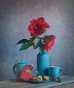 Rode bloemen en turkoois – stilleven door Fangping Zhou
