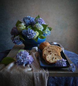 Stilleven met hortensia’s en brood door Fangping Zhou
