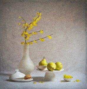 Gele bloemen, groene peren