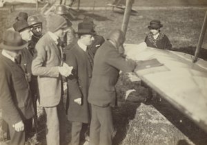 [Groep rond de rand van een vleugel van een Caproni Ca. 3 (vliegtuig)].