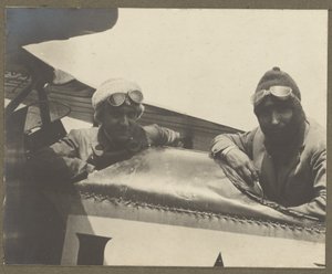 [Twee piloten in vliegtuig] door Fedele Azari