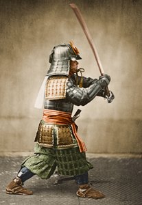 Samurai krijger met harnas en opgeheven zwaard, ca. 1860