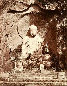 Een Japanse Boeddhabeeld (zw/w foto) door Felice Beato