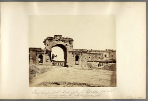 Poort die leidt naar de Residentie, Lucknow door Felice Beato