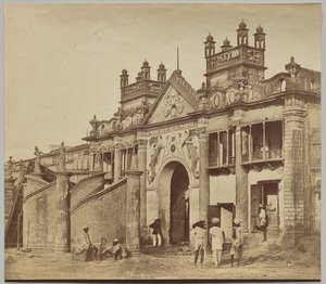 Poort die leidt naar de Kaiserbagh door Felice A. Beato