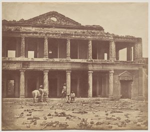 Interieur van de Secundra Bagh na de Slachting van 2.000 Rebellen door de 93e Highlanders en 4e Punjab Regiment door Felice A. Beato