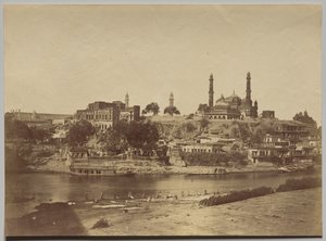 Het Muchee Bhawan Fort en de Gomti Rivier genomen vanaf de Stenen Brug