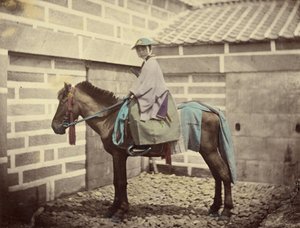 [Een Japanse officier te paard] door Felice Beato