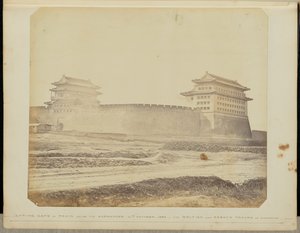 [Anting Poort van Peking na de Overgave - 21 oktober 1860 - De Britse en Franse troepen in bezit]. door Felice Beato