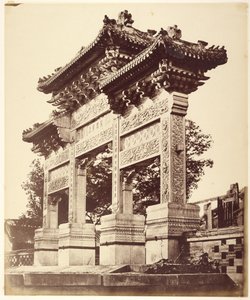 Boog in de Lama Tempel bij Pekin, oktober 1860 door Felice Beato