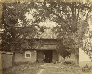 Gebouw en camera, China door Felice Beato