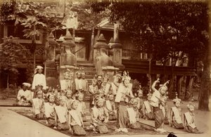 Birmese Lilliputter danst voor F.A. Victor in Mandalay door Felice Beato