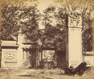 Gesneden graf van het depot bij Peking, de plaats waar de wapens en munitie werden achtergelaten toen het leger naar Peking marcheerde, oktober 1860 door Felice Beato