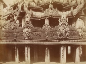 Houtsnijwerk op Balkon, Kyaung in Myingyan door Felice Beato