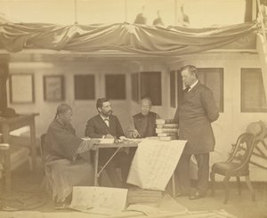 Chinese tolken met minister Drew en minister Low in de kajuit van het Amerikaanse vlaggenschip Colorado door Felice Beato