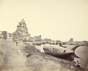 Chutter Manzil Paleis, met de Koningsboot in de Vorm van een Vis op de Gomti Rivier door Felice Beato