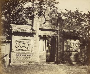 Exterieur van het grafdepot nabij Peking door Felice Beato