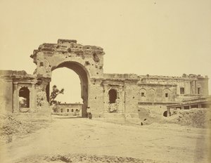 Poort naar de Residentie, gewoonlijk de Bailee Guard Gate, gehouden door luitenant-kolonel R.H.M. Aitken, van het 13e Bengal Native door Felice Beato