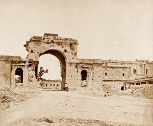 Poort die leidt naar de Residentie, gehouden door Kapitein Atkinson van de 13e Inheemse Infanterie door Felice Beato