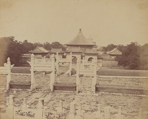 Interieur en Bogen van de Tempel van de Hemel Waar de Keizer Eens per Jaar Offert, in de Chinese Stad Peking, Oktober 1860 door Felice Beato
