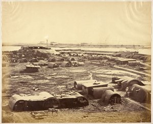 [Interieur van Noord Fort met het Chinese kampement]. door Felice Beato