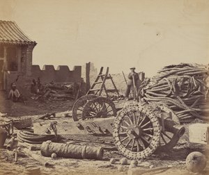 Interieur van Pehtang Fort met het magazijn en houten kanon