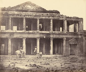 Interieur van Secundra Bagh na het Bloedbad door Felice Beato