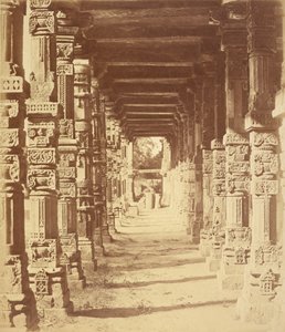 Interieur van de Hindoetempel in Cootub, Delhi door Felice Beato