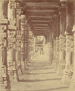 Interieur van de Hindoe-tempel in Kootub door Felice Beato