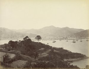 Nagasaki, uitzicht vanaf de heuvels aan de overkant door Felice Beato