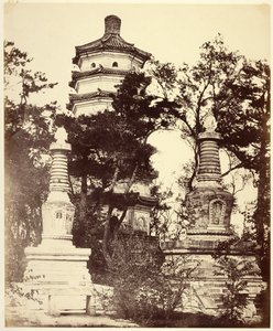 [Pagode op de heuvel - Zomerpaleis, Yuen-Ming-Yuen, Peking]. door Felice Beato