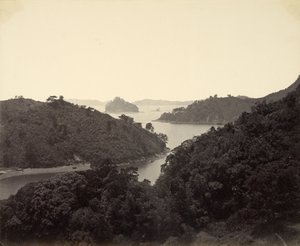 Pappenberg eiland bij de ingang van de baai van Nagasaki door Felice Beato