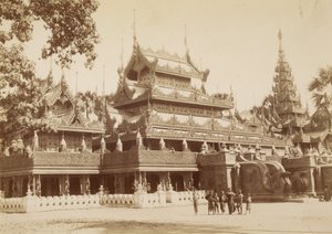 Gouden school van koningin Soopyalat aan A. Road, Mandalay door Felice Beato
