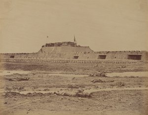 Achterkant van het Noordfort na de verovering, met de terugtocht van het Chinese leger, 21 augustus 1860 door Felice Beato