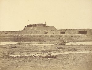 Achterkant van het Noordfort na de verovering, toont de terugtocht van het Chinese leger door Felice Beato