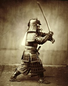 Samurai met opgeheven zwaard
