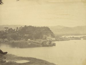 Theehuis in Kanazawa, Hirakata-baai vanaf Kyurantei door Felice Beato