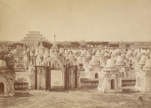 De 450 Pagode vanaf de Centrale Pagode - Mandalay door Felice Beato