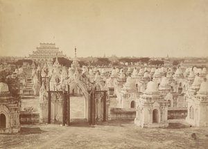De 450 Pagode vanaf de Centrale Pagode - Mandalay door Felice Beato